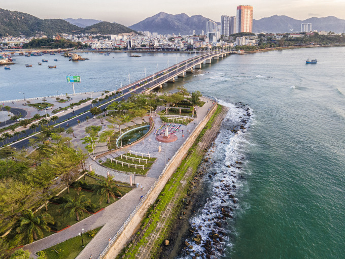 Cầu Trần Phú bắc qua sông Cái tại TP Nha Trang